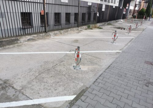 Montaż blokad oraz malowanie miejsc parkingowych – Jednostka TAURON w Krakowie
