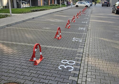 Wykonanie montażu 26 sztuk blokad parkingowych typu U zamykanych na zamek wraz z oznakowaniem numerycznym miejsc parkingowych. Wspólnota Mieszkaniowa w Krakowie
