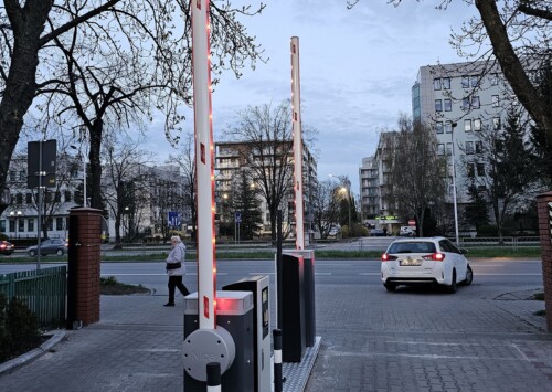 Instalacja systemu NICE PARK z płatnością w terminalach wyjazdowych. Dwa odrębne parkingi niezależne od siebie. Płatność realizowana kartą oraz poprzez aplikacje i Blik. Dodatkowo system monitoringu wjazdu składający się z 4 kamer obrotowych.
