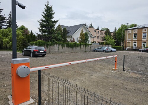 Zabezpieczenie wjazdu na parking szlabanem ze sterowaniem kamerami ANPR. Szlaban NICE i kamery ANPR odczytujące numery tablic pojazdów. Mińsk Mazowiecki
